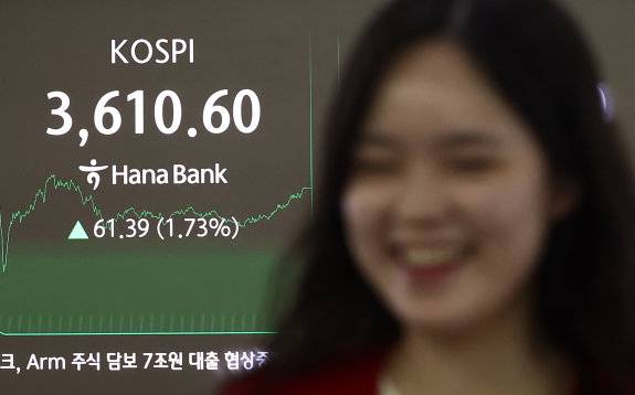 코스피가 사상 처음으로 3610선을 돌파한 10월 10일 서울 중구 하나은행 본점 딜링룸 전광판에 종가가 표시돼 있다. 뉴스1