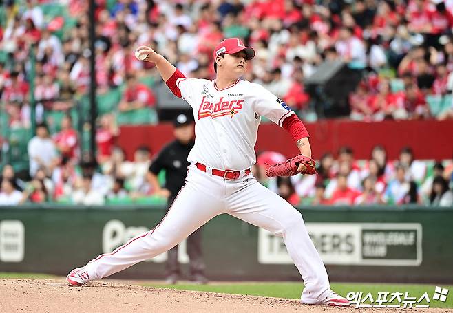 9일 오후 인천SSG랜더스필드에서 열린 '2025 신한 SOL Bank KBO 포스트시즌' 삼성 라이온즈와 SSG 랜더스의 준플레이오프 1차전 경기, 3회초 무사 1루 SSG 김민이 역투하고 있다. 인천, 김한준 박지영 기자