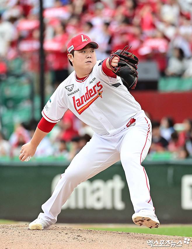 9일 오후 인천SSG랜더스필드에서 열린 '2025 신한 SOL Bank KBO 포스트시즌' 삼성 라이온즈와 SSG 랜더스의 준플레이오프 1차전 경기, 6회초 SSG 이로운이 역투하고 있다. 인천, 김한준 박지영 기자