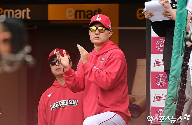 9일 오후 인천SSG랜더스필드에서 열린 '2025 신한 SOL Bank KBO 포스트시즌' 삼성 라이온즈와 SSG 랜더스의 준플레이오프 1차전 경기, 7회말 SSG 이숭용 감독이 1사 1루 SSG 고명준의 2점 홈런을 바라보며 박수를 보내고 있다. 인천, 김한준 박지영 기자
