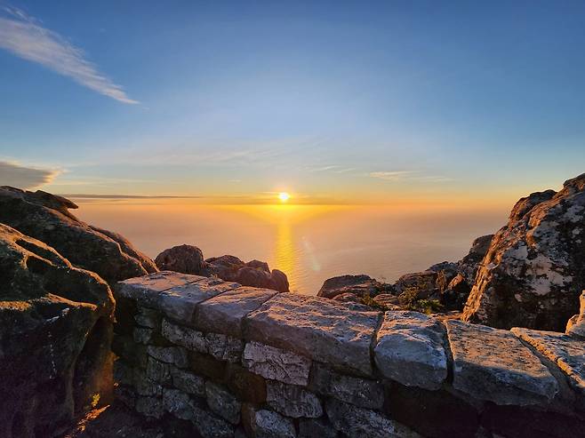 2023년 4월 11일 테이블마운틴 정상에서 바라본 석양 [촬영 유현민]