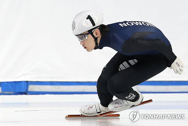 역주하는 임종언 (서울=연합뉴스) 김성민 기자 = 13일 서울 목동 아이스링크에서 열린 2025-2026시즌 쇼트트랙 국가대표 2차 선발전. 남자부 1000m 준결승에서 노원고 임종언이 역주하고 있다. 2025.4.13 ksm7976@yna.co.kr