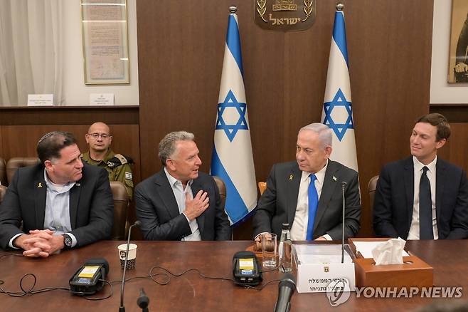 베냐민 네타냐후 이스라엘 총리와 회동한 재러드 쿠슈너(우측 첫번째) (예루살렘 EPA=연합뉴스) 재러드 쿠슈너와 스티브 위트코프 미국 중동특사가 9일(현지시간) 베냐민 네타냐후 이스라엘 총리와 회동했다. 2025.10.9 photo@yna.co.kr [ISRAEL'S GOVERNMENT PRESS OFFICE 제공]