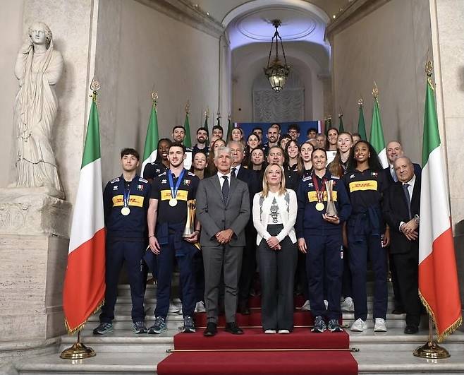 이탈리아 남녀 배구 대표팀과 함께 사진 찍은 멜로니 총리(중앙) [FIVB 홈피 캡처. 재판매 및 DB 금지]