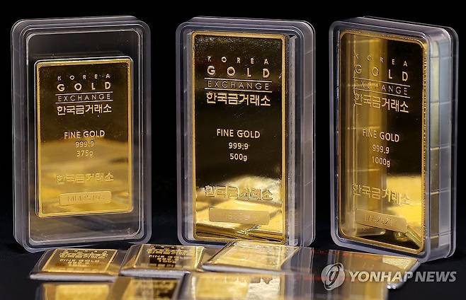 한국금거래소에 진열된 골드바 제품. [연합뉴스 자료사진]