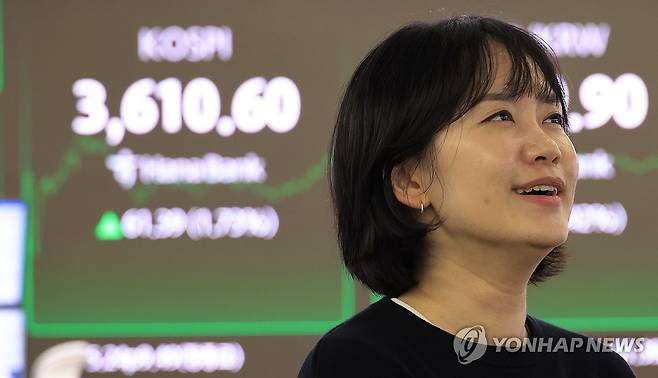 코스피, 1.7% 올라 사상 첫 3,600대 돌파 마감 (서울=연합뉴스) 최재구 기자 = 10일 서울 중구 하나은행 본점에서 직원들이 주가 및 환율 전광판 앞에서 활짝 웃고 있다. 이날 코스피는 1.7% 넘게 올라 사상 처음으로 3,600선을 돌파했다. 전장보다 61.39포인트(1.73%) 오른 3,610.60에 장을 마쳤다. 2025.10.10 jjaeck9@yna.co.kr