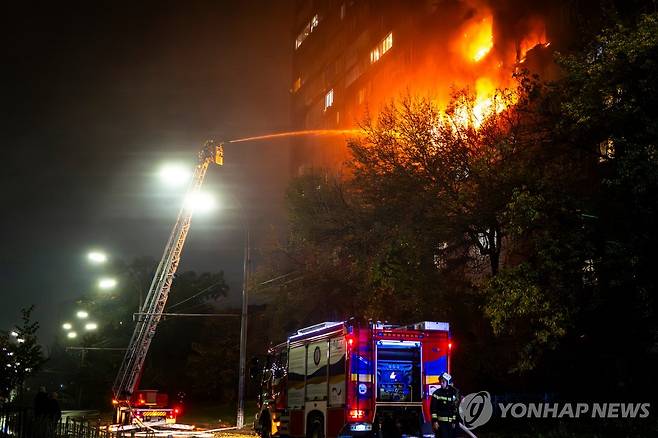 10일(현지시간) 러시아군의 공습으로 불타는 우크라이나 키이우 아파트 건물 [AP 연합뉴스]