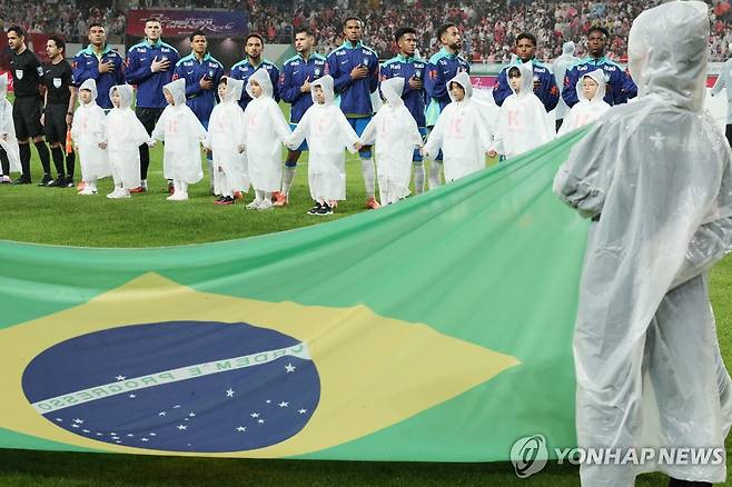 브라질 국가 부르는 선수들 (서울=연합뉴스) 이동해 기자 = 10일 서울 마포구 서울월드컵경기장에서 열린 한국과 브라질 축구 대표팀의 친선경기. 브라질 대표팀이 국가를 부르고 있다. 2025.10.10 eastsea@yna.co.kr