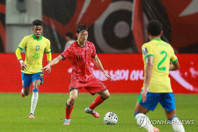 이재성 드리블 (서울=연합뉴스) 신현우 기자 = 10일 서울 마포구 서울월드컵경기장에서 열린 한국과 브라질 축구 대표팀의 친선경기.
    이재성이 드리블하고 있다. 2025.10.10 nowwego@yna.co.kr