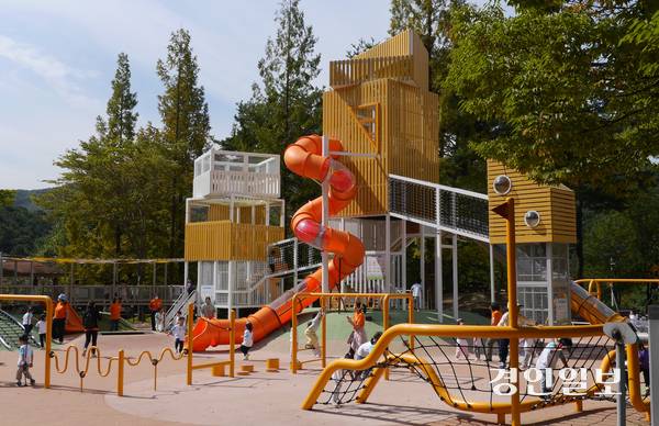 미끄러지고 매달리고 뛰어오르는 갖가지 시설들로 어린이들에게 인기가 많은 안양 병목안시민공원 모험놀이터. 2025.10.2. 안양/박상일기자 metro@kyeongin.com