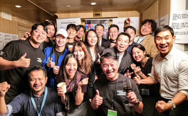 정세주(맨 오른쪽) 의장이 2024년 한인 창업인 연대(United Korean Founders) 뉴욕 포럼 뒷풀이에서 참가자들과 기념촬영을 하고 있다. <정세주 제공>