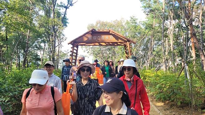 ▲ 구미시 고아읍 들성산림공원 맨발길을 시민들이 걷고있다. 이봉한기자