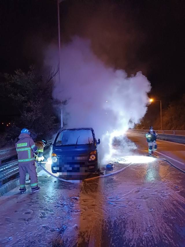 대구 군위군 효령면 내리리 대구방향에서 달리던 화물차에 불이나 소방인력이 불을 끄고 있다. 대구소방안전본부 제공