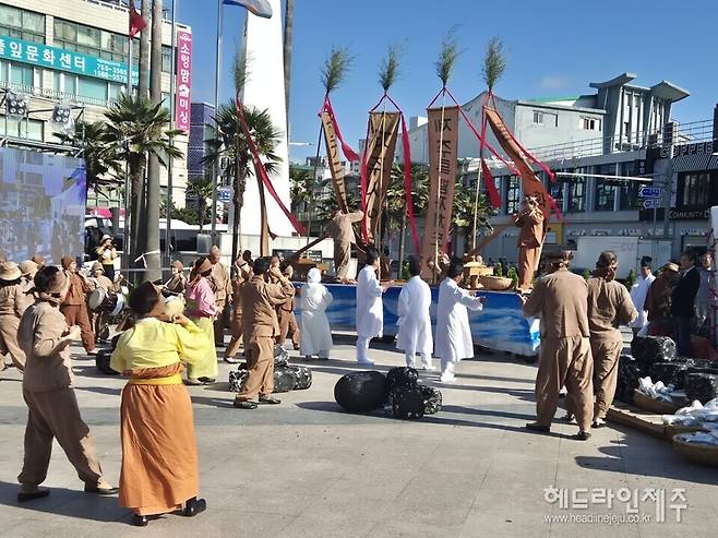 하귀1리 민속보존회의 '가문동 아끈코지 원담역시' 공연.