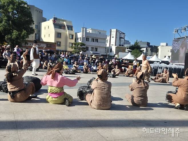 하귀1리 민속보존회의 '가문동 아끈코지 원담역시' 공연.