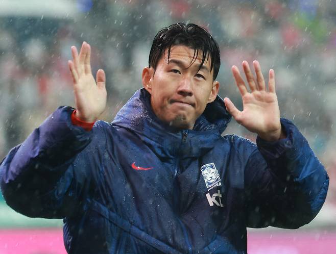 10일 서울 마포구 서울월드컵경기장에서 열린 한국과 브라질 축구 대표팀의 친선경기. 한국 손흥민이 경기 후 팬들에게 인사하고 있다. 사진=연합뉴스