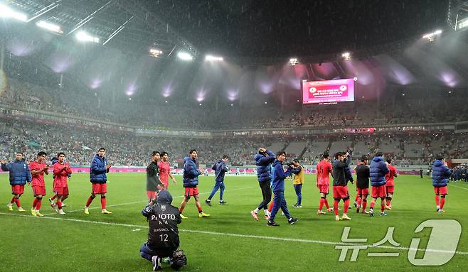 10일 서울월드컵경기장에서 열린 하나은행 초청 축구국가대표팀 친선경기 대한민국과 브라질의 경기에서 0-5로 패배한 대한민국 선수들이 관중석을 향해 인사하고 있다. 2025.10.10/뉴스1 ⓒ News1 장수영 기자