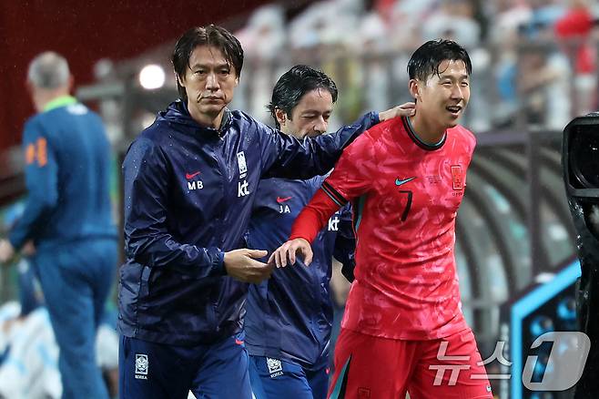 10일 서울월드컵경기장에서 열린 하나은행 초청 축구국가대표팀 친선경기 대한민국과 브라질의 경기, 후반전 대한민국 손흥민이 후반 교체되며 홍명보 감독의 격려를 받고 있다. 2025.10.10/뉴스1 ⓒ News1 장수영 기자