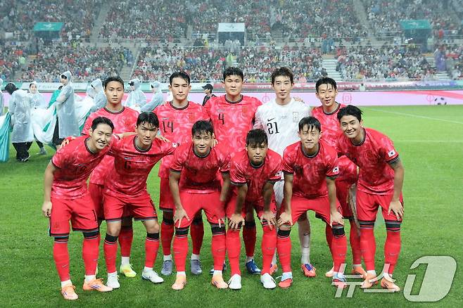 10일 서울 마포구 상암동 서울월드컵경기장에서 열린 하나은행 초청 축구국가대표팀 친선경기 대한민국과 브라질의 경기에서 대한민국 선수들이 포즈를 취하고 있다. 2025.10.10/뉴스1 ⓒ News1 장수영 기자