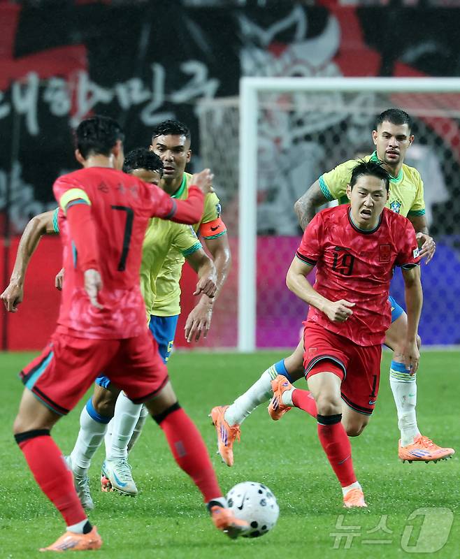 10일 서울월드컵경기장에서 열린 하나은행 초청 축구국가대표팀 친선경기 대한민국과 브라질의 경기, 전반전 대한민국 이강인이 손흥민의 패스를 받고 있다. 2025.10.10/뉴스1 ⓒ News1 장수영 기자