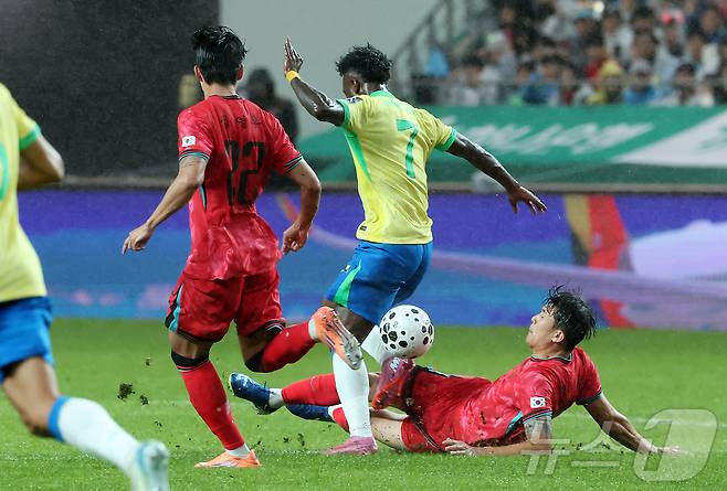 10일 서울월드컵경기장에서 열린 하나은행 초청 축구국가대표팀 친선경기 대한민국과 브라질의 경기, 전반전 대한민국 김민재가 역습을 시도하는 브라질 비니시우스 주니어에게 태클을 하고 있다. 2025.10.10/뉴스1 ⓒ News1 장수영 기자
