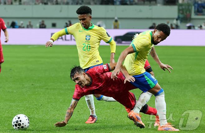 10일 서울월드컵경기장에서 열린 하나은행 초청 축구국가대표팀 친선경기 대한민국과 브라질의 경기, 후반전 대한민국 엔스 카스트로프가 브라질 수비에 막혀 고전하고 있다. 2025.10.10/뉴스1 ⓒ News1 장수영 기자