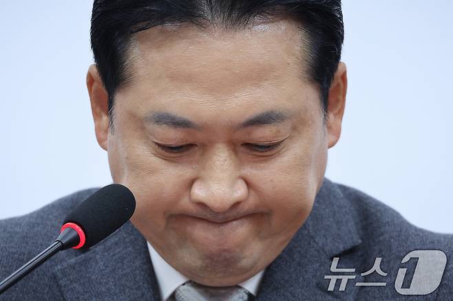 장동혁 국민의힘 대표가 전날(10일) 서울 여의도 국회에서 김건희 여사 관련 의혹을 수사 중인 민중기 특검 강압수사 관련 기자간담회를 하고 있다. 2025.10.10/뉴스1 ⓒ News1 신웅수 기자