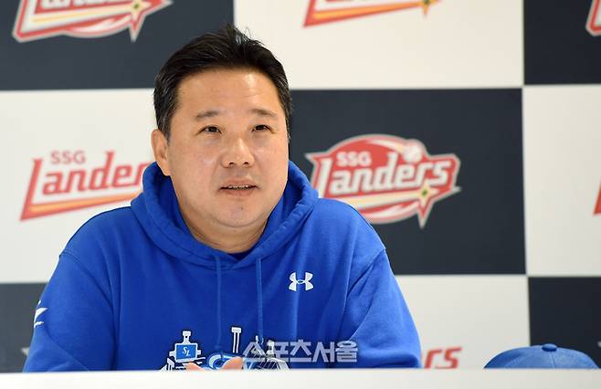 삼성 박진만 감독이 9일 인천SSG랜더스필드에서 열린 2025 KBO 준플레이오프 1차전 SSG와 경기에 앞서 인터뷰를 하고 있다. 문학 | 박진업 기자 upandup@sportsseoul.com