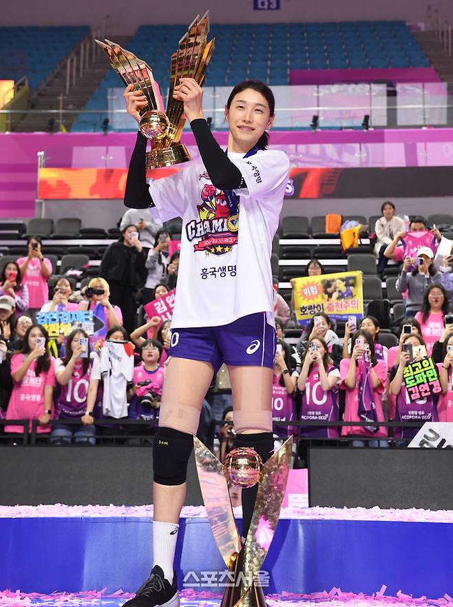 흥국생명 김연경이 통합 우승을 차지한 뒤 트로피를 들어올리며 기념촬영을 하고 있다. 2025. 4. 8.  인천 | 박진업 기자
