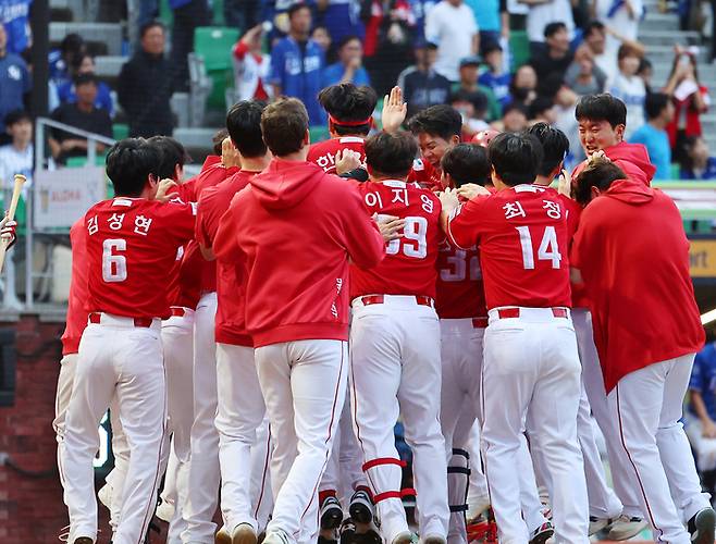 SSG 선수단이 11일 인천SSG랜더스필드에서 열린 2025 KBO리그 포스트시즌 삼성과 준PO 2차전 9회말 김성욱 끝내기 홈런 후 승리를 자축하고 있다. 사진 | 연합뉴스