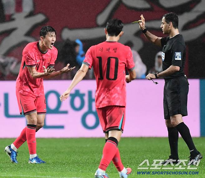 10일 오후 서울 상암동 서울월드컵경기장에서 대한민국 축구대표팀과 브라질의 A매치 평가전이 열렸다. 전반전 엘로우카드를 받고 있는 김민재. 상암=송정헌 기자songs@sportschosun.com/2025.10.10/