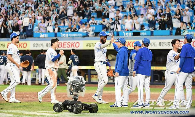 7일 대구 삼성라이온즈파크에서 열린 NC와 삼성의 와일드카드 2차전. 삼성이 NC에 승리하며 준PO에 진출했다. 선수들과 하이파이브를 나누고 있는 삼성 박진만 감독. 대구=송정헌 기자songs@sportschosun.com/2025.10.07/