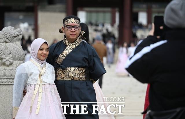 설 연휴 둘째 날인 26일 오후 서울 종로구 경복궁을 찾은 외국인 관광객들이 한복을 입고 기념사진을 찍고 있다. /박헌우 기자