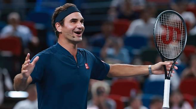 10일 '2025 롤렉스 상하이 마스터스' 센터코트에서 중국 배우•선수들과 함께 복식 시범경기를 한 로저 페더러. 사진/ATP 투어