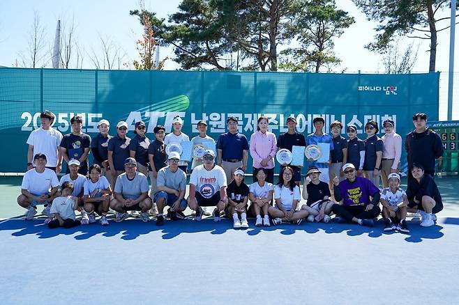 단식 시상식 후 입상자와 대회 관계자들