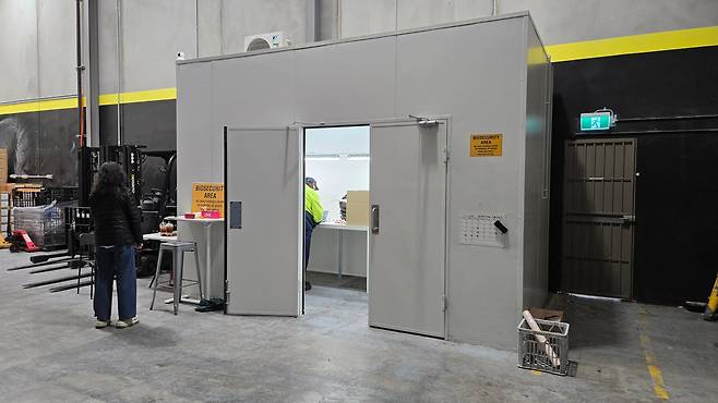 호주 시드니 실버워터에 위치한 KOFOOD 창고 내 간이 검역소에서 검역관이 사전 점검을 하고 있다. /윤희훈 기자