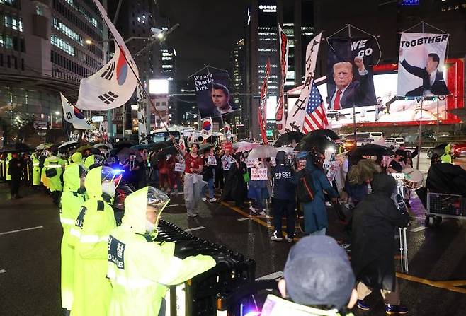 윤석열 전 대통령을 지지하는 극단 성향 단체가 지난 19일 오후 명동 주한중국대사관 인근에서 반중 집회를 벌이고 행진을 시작하자 경찰이 명동거리로 향하는 길을 막고 있다. ⓒ연합뉴스