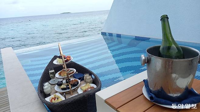 플로팅 조식을 객실 전용 수영장에 띄워 둔 모습.