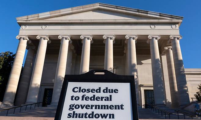 미국 연방정부가 ‘셧다운’된 지 엿새째인 6일(현지 시간) 폐쇄된 미국 수도 워싱턴의 국립 미술관 입구에 ‘연방정부 셧다운으로 인해 휴관한다’고 적힌 안내판이 세워져 있다. 이달 1일부터 연방정부가 셧다운된 뒤로 미술관, 국립공원 등 주요 공공기관이 일제히 문을 닫았다. (워싱턴=AP 뉴시스)