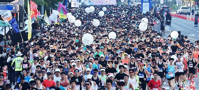 2024 서울달리기 참가자들이 서울 청계광장 앞 세종대로에서 힘차게 출발하고 있다. 하프코스, 11km 등 두 부문으로 열리는 이 대회에는 하프코스 참가자가 점점 늘어나고 있다. 올해는 참가자 1만2800여 명 가운데 70%가 넘는 9100여 명이 하프코스를 뛴다. 동아일보DB