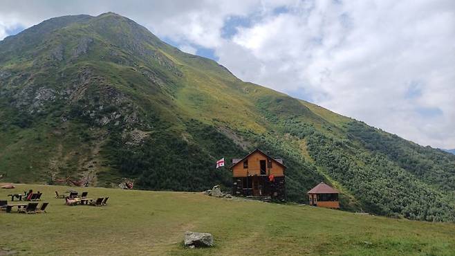 주타 마을을 지나 지나치게 되는 호텔 겸 카페.