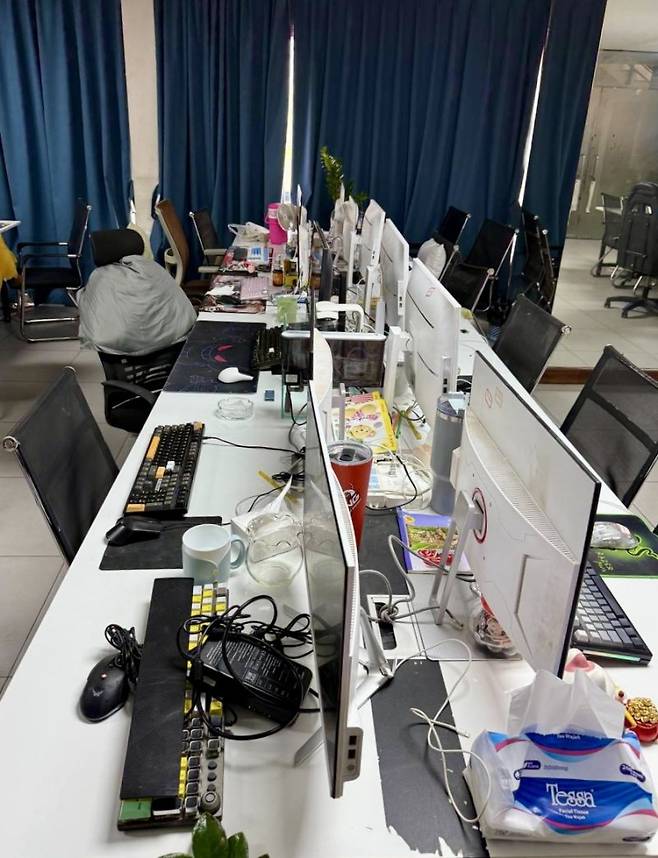 지난 7월 캄보디아 프놈펜의 온라인 사기 센터를 급습한 경찰 작전 중 발견된 컴퓨터와 장비들. 이 작전은 훈 마넷 총리의 지시에 따른 전국 단위 사이버 범죄 단속의 일부였다. EPA/연합뉴스
