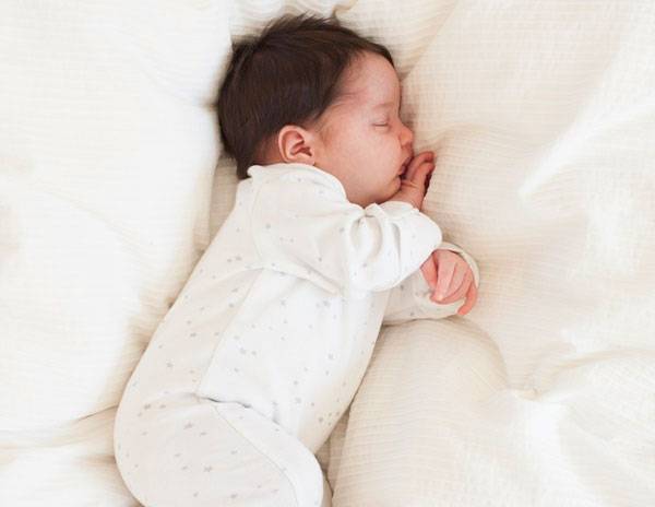 (기사 내용과 무관한 사진). 영아돌연사증후군을 예방하려면 돌 이전 아기는 반드시 바로 눕혀 재우고, 푹신한 침구류를 사용하지 말아야 한다.​/사진=클립아트코리아