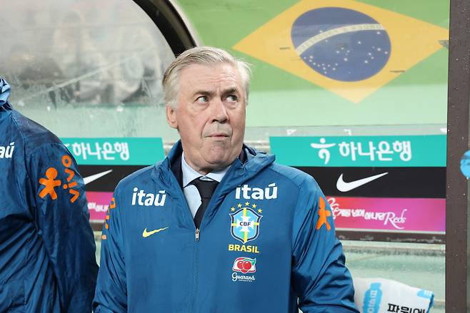 <yonhap photo-5336=""> 경기장 들어선 브라질 카를로 안첼로티 감독 (서울=연합뉴스) 이동해 기자 = 10일 서울 마포구 서울월드컵경기장에서 열린 한국과 브라질 축구 대표팀의 친선경기. 브라질 카를로 안첼로티 감독이 선수들을 지켜보고 있다. 2025.10.10 eastsea@yna.co.kr/2025-10-10 20:12:03/ <저작권자 ⓒ 1980-2025 ㈜연합뉴스. 무단 전재 재배포 금지, AI 학습 및 활용 금지></yonhap>