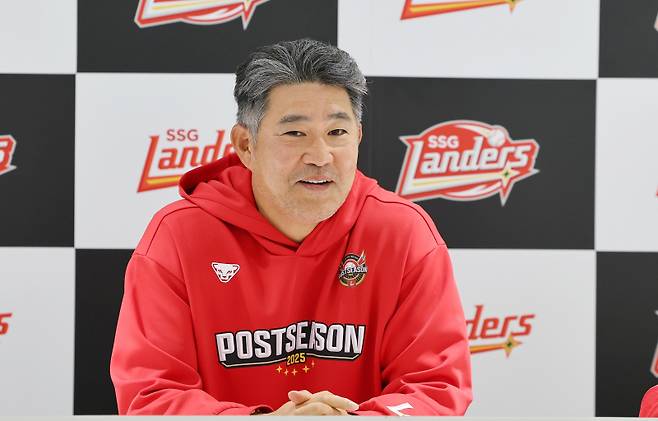 <yonhap photo-3237=""> 인터뷰하는 이숭용 감독 (인천=연합뉴스) 임순석 기자 = SSG 이숭용 감독이 11일 인천 SSG랜더스필드에서 삼성 라이온즈와 준플레이오프 2차전을 앞두고 인터뷰하고 있다. 2025.10.11 soonseok02@yna.co.kr/2025-10-11 11:47:58/ <저작권자 ⓒ 1980-2025 ㈜연합뉴스. 무단 전재 재배포 금지, AI 학습 및 활용 금지></yonhap>