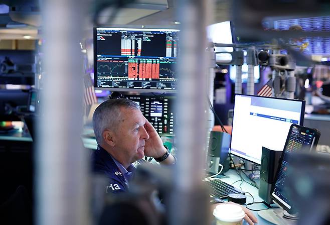 뉴욕증권거래소의 트레이더가 컴퓨터 화면을 보고 있다. [사진=UPI/연합뉴스]