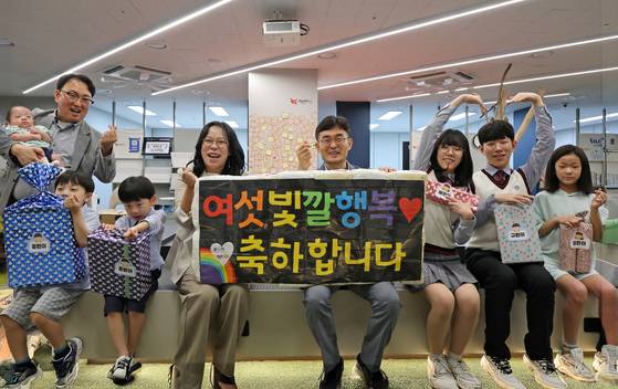 지난 9월 경기도경제과학진흥원을 찾은 김중태 경기도경제과학진흥원 과장의 가족이 김현곤 경기도경제과학진흥원 원장과 기념사진을 찍고 있다. 경기도경제과학진흥원