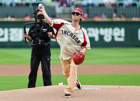 배우 최현욱이 지난 9일 오후 인천 SSG 랜더스필드에서 열린 프로야구 2025 신한 SOL뱅크 KBO 준플레이오프 1차전 삼성 라이온즈와 SSG 랜더스의 경기에 앞서 시구를 하고 있다. 뉴스1