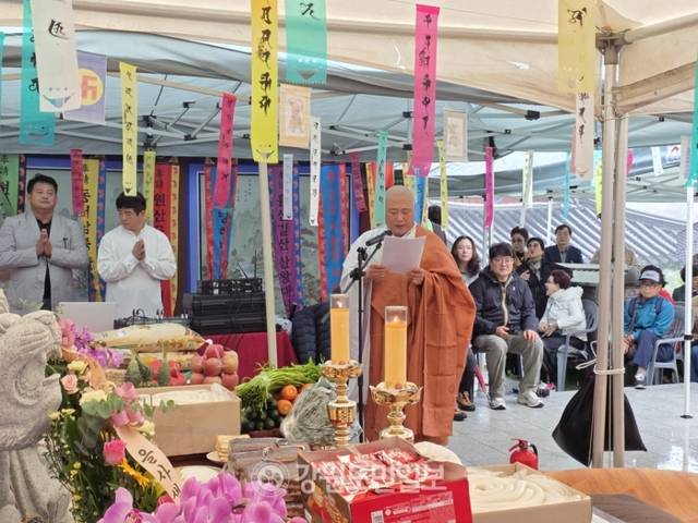 ▲ 주지 대현스님이 화암사 산신 점안식에서 서원문을 낭송하고 있다.