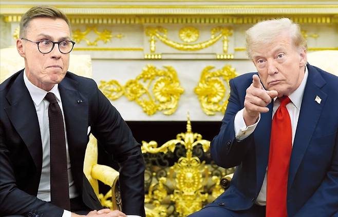 < 트럼프, 핀란드 대통령과 회담 > 도널드 트럼프 미국 대통령이 9일(현지시간) 백악관 집무실에서 알렉산데르 스투브 핀란드 대통령과 정상회담한 뒤 취재진 질문에 답하고 있다. 스투브 대통령은 프로 수준의 골프 실력을 갖췄으며 ‘골프광’인 트럼프 대통령과 골프를 치며 가까워졌다.  /AFP연합뉴스